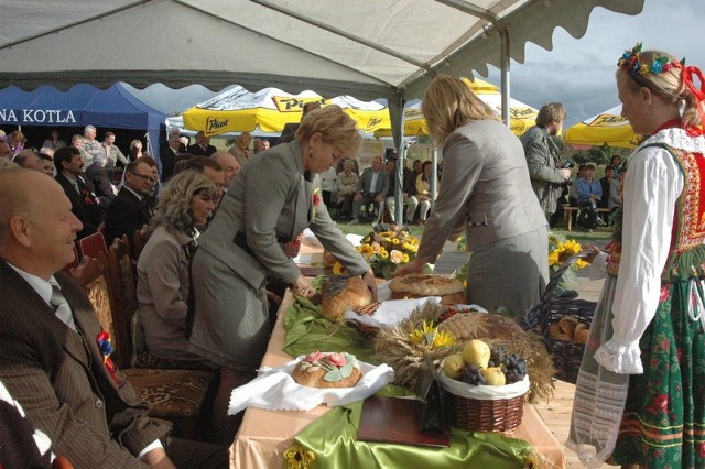 Chlebem z tegorocznych zbiorów obdarowywały gości dożynek posłanka Ewa Drozd, starosta Anna Brok i wójt Alicja Serdak.