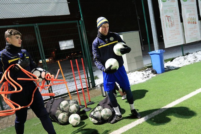 Pierwszy trening na boisku Elany w 2017 roku.