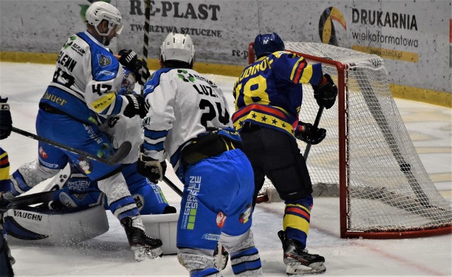 Hokejowe derby Małopolski; Re-Plast Unia Oświęcim - Tauron Podhale Nowy Targ 4:3. Pierwsi w Oświęcimiu gole zdobyli górale. Tak Alan Łyszczarczyk otworzył wynik meczu, wykorzystując grę w liczebnej przewadze.