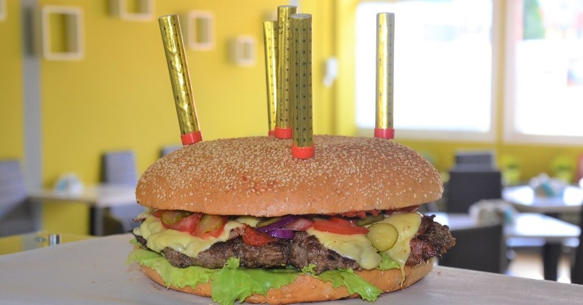 Burger-gigant z Głodzilli w wersji urodzinowej. Waży ponad...