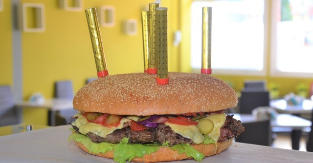 Burger-gigant z Głodzilli w wersji urodzinowej. Waży ponad dwa kilogramy i jest super smaczny.