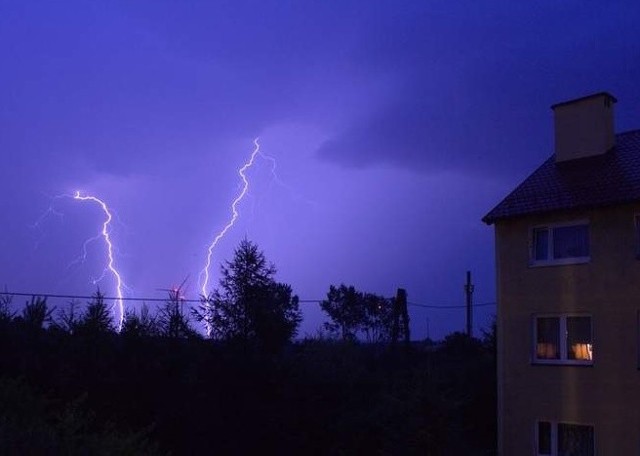 Tak wyglądały pioruny podczas piątkowej burzy w okolicach Potęgowa.