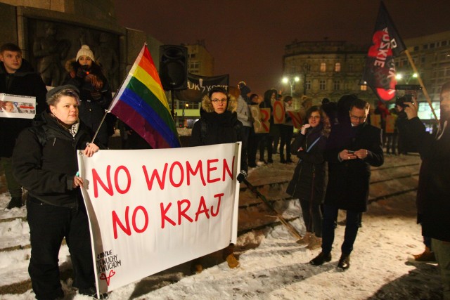 Czarny protest w Łodzi. Pikieta Deja vu! Strajk Kobiet na placu Wolności