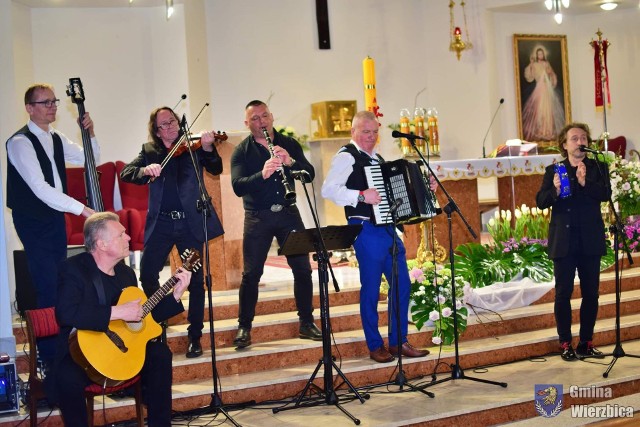 Koncert w wykonaniu zespołu Szalom Chełm oczarował publiczność.