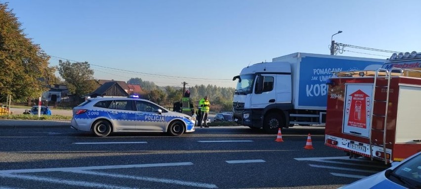 Wypadek na drodze krajowej numer 74 w Mniowie. Samochód osobowy zderzył się z ciężarówką