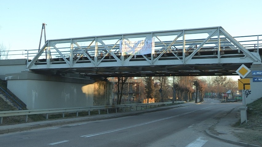 Transparent powieszono na wiadukcie obok dworca w Bielsku...