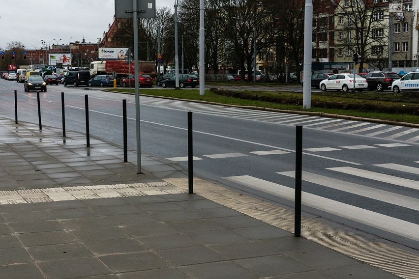 Absurd w centrum Szczecina. Chcieli zadbać o bezpieczeństwo. Ustawili niebezpieczne słupki