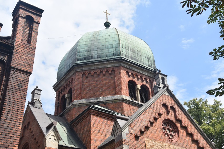 Tak obecnie wyglądają wnętrza i teren przy kaplicy dawnego...