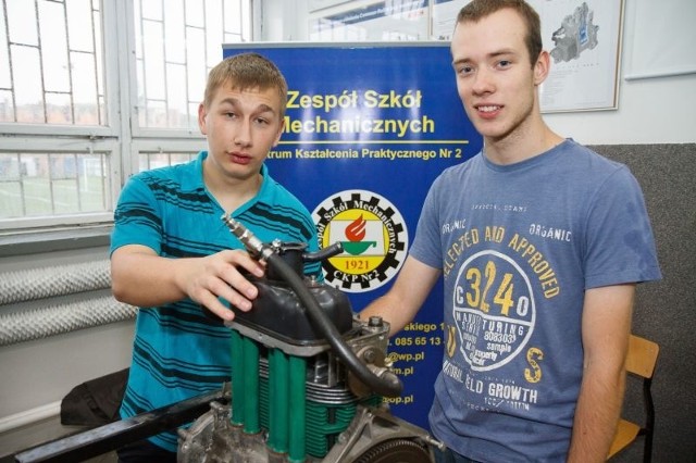 Paulo Grzesiak (z prawej) i Przemek Cimoch z ZSM skonstruowali silnik na sprężone powietrze. Tym projektem zapewnili sobie finał ogólnopolskiej Olimpiady Innowacji Technicznych i mają szansę na otrzymanie stypendium prezydenta miasta.