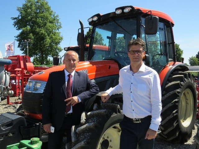 Andrzej Chmielewski, prezes firmy A.R. Chmielewski (z prawej) i Maciej Rębacz, dyrektor handlowy prezentują traktor Kioti, który w niedzielę został wystawiony na aukcji.