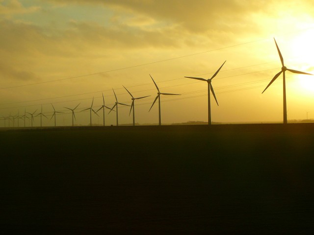Zielona energetyka musi współgrać z tradycyjną. To główny wniosek z III OKEn w Opolu.Część z inwestycji w energetykę wiatrową budzi niezadowolenie mieszkańców, którzy obawiają się uciążliwości i negatywnego oddziaływania na zdrowie.