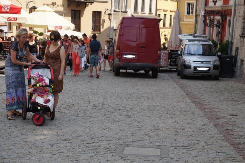 W okresie wakacyjnym aut na Starym Mieście przybywa....