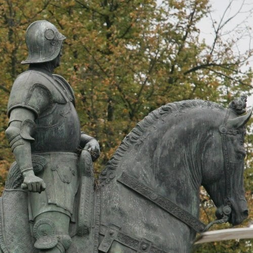 Kondotier Colleoni wyjeżdżając ze Szczecina 60 lat temu dzierżył w prawej dłoni buławę. 6 lat temu wrócił, ale bez niej. Od tego czasu władze konserwatorskie nie mogą zdecydować się na jej odtworzenie.