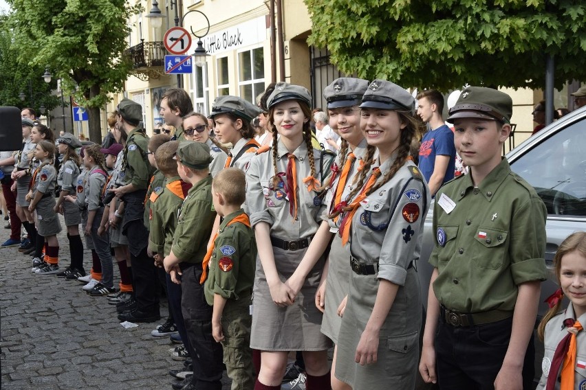 Najdłuższa flaga w województwie łódzkim. Święto Flagi w Skierniewicach [ZDJĘCIA]