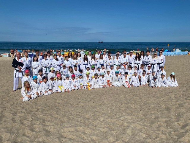 Wspólne zdjęcie na plaży będzie dla każdego karateki miłą pamiątką z wyjątkowego  zgrupowania