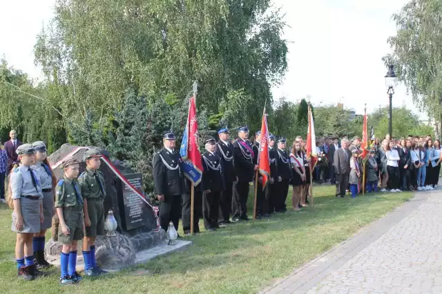 Uroczyście odsłonięto tablicę upamiętniającą pomordowanych cukrowników. Znajduje się na niej napis: „W hołdzie pracownikom Cukrowni Unisław zamordowanym przez niemieckiego okupanta w  1939 roku”. Udział wziął honorowy obywatel gminy, ostatni dyrektor cukrowni, Zdzisław Wierzchowski. Wstęgę, odsłaniającą przeniesiony pomnik z terenu dawnej cukrowni w reprezentacyjne miejsce, przecięli z nim: Jarosław Szczeciak - przewodniczący rady gminy, ks. Marek Linowiecki, Marek Jabłoński - dyrektor ZS Unisław. Wartę honorową pełnili harcerze 32 Unisławskiej Drużyny Harcerskiej ‘’Bez Odbioru’’ im. wach. Stanisława Króla.  Program 300 plus - jak otrzymać wsparcie finansowe?