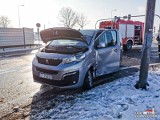 Zderzenie dwóch samochodów na obwodnicy Dobrodzienia. W akcji ratowniczej strażacy zawodowi i ochotnicy