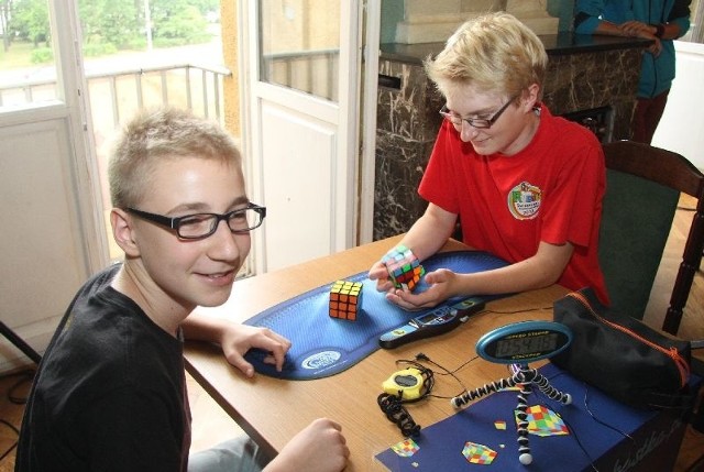 W turnieju wziął udział także wicemistrz Polski w układaniu kostki Rubika, Cezary Rokita z Mirca (po prawej).