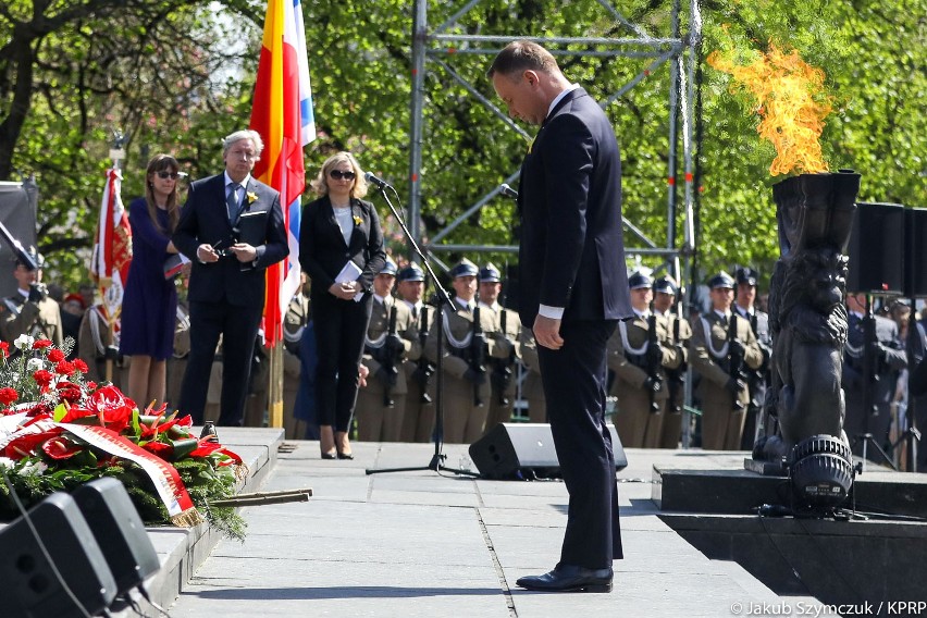 Obchody 75. rocznicy wybuchu powstania w getcie warszawskim. Prezydent Andrzej Duda: Pochylamy nisko głowę przed bohaterstwem powstańców