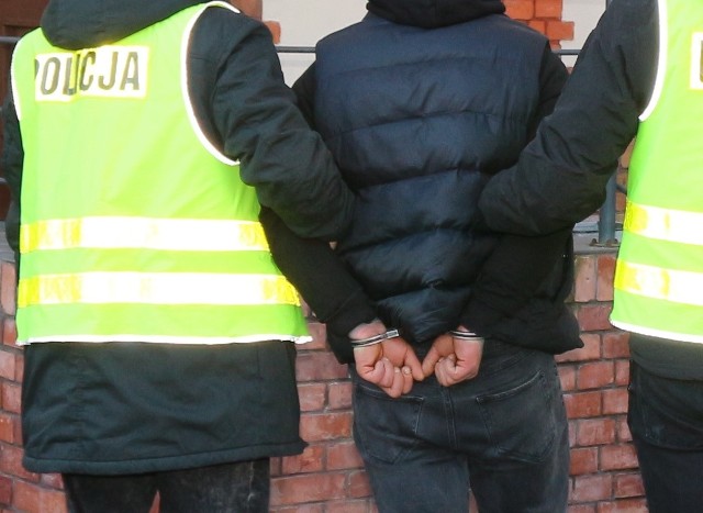 Policjanci z Chełmna ustalili, że stojący przy kasie mężczyzna wykorzystał nieuwagę starszej pani i zabrał jej portfel.
