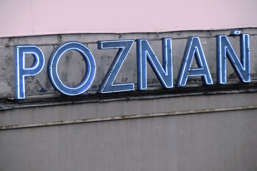 Zegar na budynku dawnego dworca Poznań Główny jest...