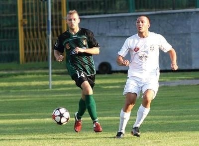 Pomocnik Okocimskiego Paweł Pyciak (w białej koszulce) w meczu ze "Stalówką" Fot. Bogdan Myśliwiec