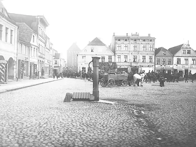 Rynek od strony zachodniej i północnej w 1900 roku. 