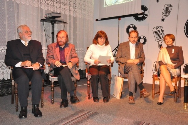 Elżbieta Musiał (z prawej) i jej goście honorowi: Tadeusz Czarnecki, Pelagia Borowska, Stefan Jurkowski i Andrzej Gnarowski