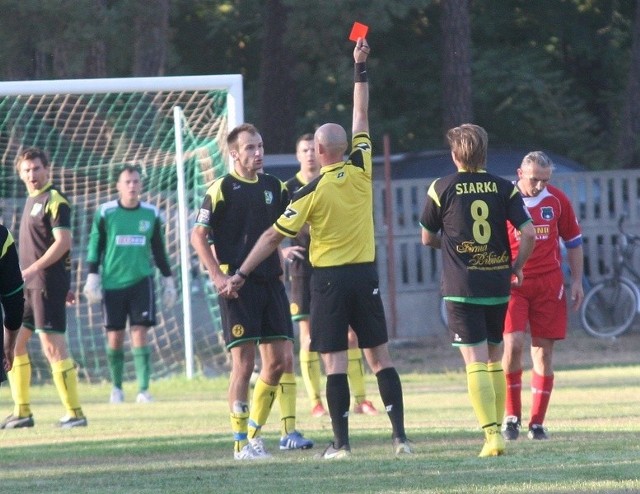 W 75 min meczu w Jastkowicach napastnik Siarki Tomasz Stolpa został ukarany przez arbitra czerwoną kartką. 