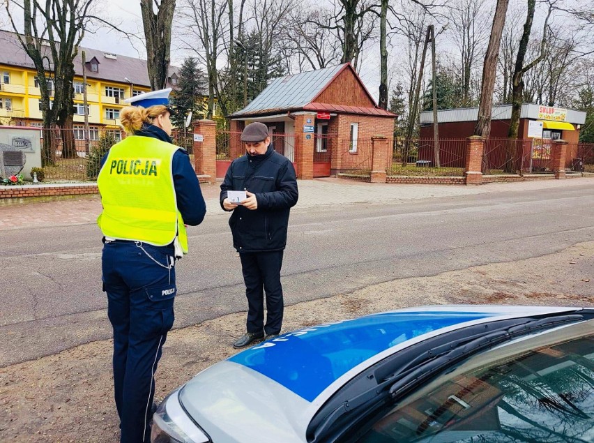 Wyszkowskie policjantki w Dniu Mężczyzny wręczały panom upominki. Akcja  „Prawdziwy mężczyzna – bezpieczny kierowca”