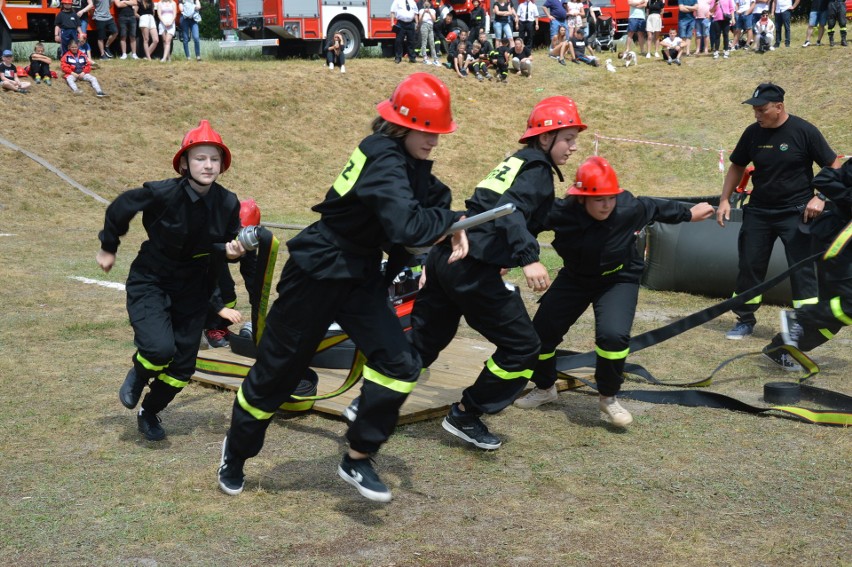 Sztafeta i ćwiczenia bojowe. Młodzi strażacy na start. W...