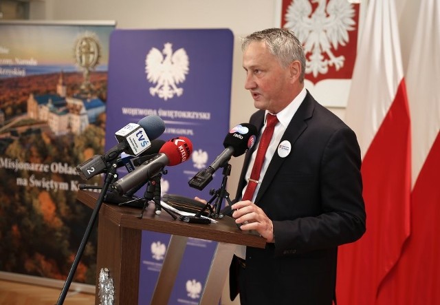 Wojewoda Zbigniew Koniusz podczas wtorkowej konferencji w sprawie Świętego Krzyża.