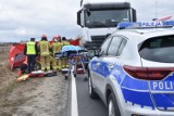 Wypadek na drodze nr 196 w Wiatrowie niedaleko Wągrowca - seicento wjechał w tył naczepy tira. Kierowca zginął na miejscu