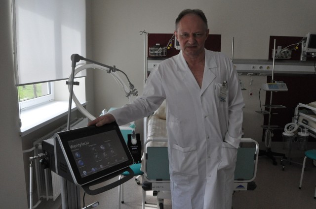 Tadeusz Pietkiewicz, ordynator neurologii olkuskiego Nowego Szpitala, przy nowym, najwyższej klasy respiratorze