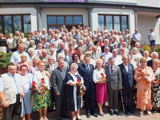 Pamiątkowe zdjęcie 144 jubilatów z władzami miasta Starachowice na schodach Starachowickiego Centrum Kultury