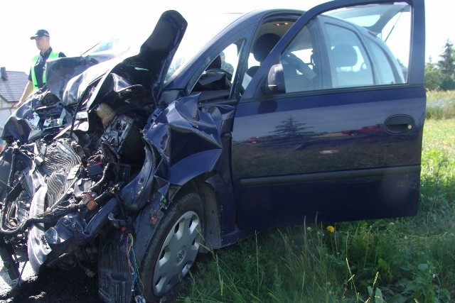 Dwie osoby z obrażeniami trafiły do szpitala.Wczoraj (9.06) ok. godz. 15 dyżurny policji w Golubiu-Dobrzyniu dostał zgłoszenie o wypadku w Ostrowitem na drodze Golub-Dobrzyń -Kowalewo Pomorskie. Ze wstępnych ustaleń policjantów wynika, że 33-latek kierujący volkswagenem, zjechał na przeciwległy pas ruchu i zderzył się z nadjeżdżającym oplem.W wyniku zderzenia 61-letni kierowca i 64-letnia pasażerka opla merivy zostali przetransportowani do szpitali w Golubiu-Dobrzyniu i Grudziądzu.Kierowca volkswagena miał w organizmie 1,7 promila alkoholu. Mieszkaniec Lipna został zatrzymany w areszcie. Ostateczne przyczyny i okoliczności wypadku wyjaśniają policjanci z Golubia-Dobrzynia.***Pogoda na dziś, wideo: TVN Meteo Active/x-news