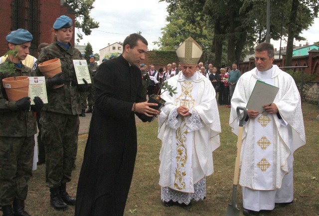 Arcybiskup Mieczysław Mokrzycki (drugi z prawej) posadził sadzonkę dębu Bartek, nazwaną święty Jan Paweł II