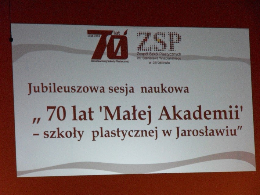 Jacek Szpak pokazał obrazy swojej szkole w galerii Państwowego Liceum Sztuk Plastycznych w Jarosławiu. 