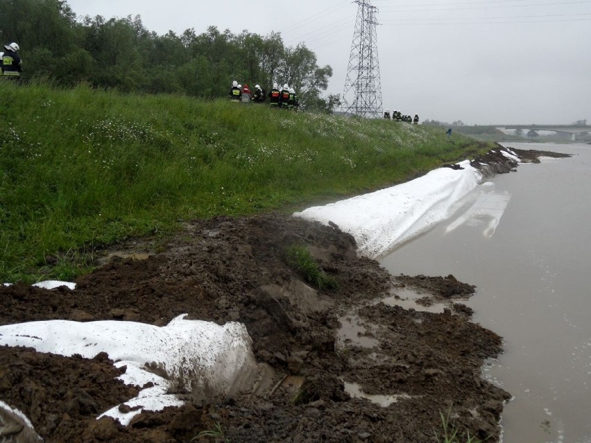 Powódź 2014: Wał w Bukowie