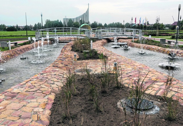 Sztuczny strumień w parku ma 80 metrów długości i jest wyposażony w dysze tryskające wodą także do góry. Jego budowa kosztowała 1,7 mln zł i obok sceny była częścią ostatniego etapu wyposażenia Parku Papieskiego.