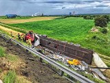 Wypadek na A4. Tir z naczepą wpadły do rowu, kierowcy utkną w korku