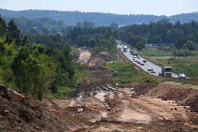 W  ramach pierwszego etapu długo oczekiwanej inwestycji wybudowana zostanie dwujezdniowa droga ko długości 4,2 kilometra biegnąca po śladzie istniejącej trasy krajowej numer 73  na odcinku od granic miasta Kielce do granicy miejscowości Brzeziny i Morawica.