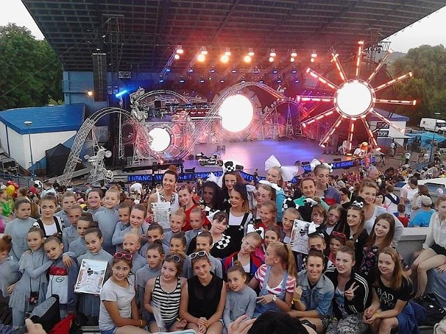 Zespół taneczny Trans z Międzyrzecza zdobył dwie prestiżowe nagrody &#8211; Złoty i Brązowy Aplauz - na 35. Międzynarodowym Festiwalu Piosenki i Tańca w Koninie.