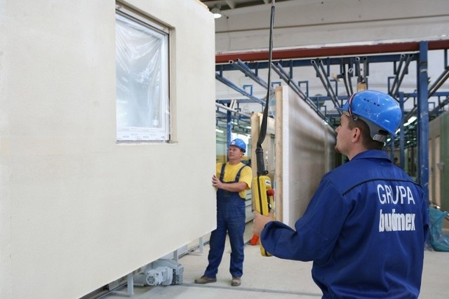 Budimex Danwood rozważa także zakup wybudowanych już hal w innych lokalizacjach w Polsce i przeniesienie części produkcji właśnie tam. Jeżeli zapadnie taka decyzja, rozbudowa hali w Bielsku nie dojdzie do skutku.