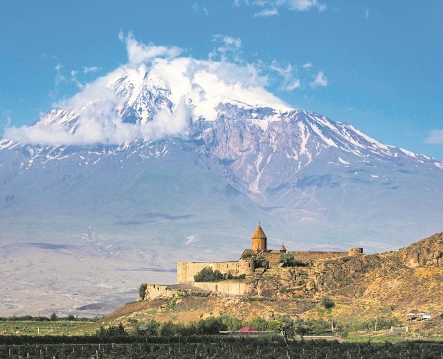 Ararat wznosi się na wysokość 5137 m npm