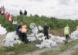 Grudziądz. Betonowymi blokami chcą załatać przeciek w wale na Osie 