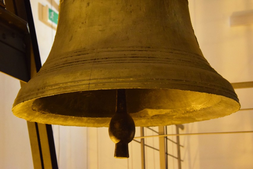 Ekspertyza wykazała pęknięcia na XVII-wiecznym dzwonie na wieży farnej w Krośnie [ZDJĘCIA]
