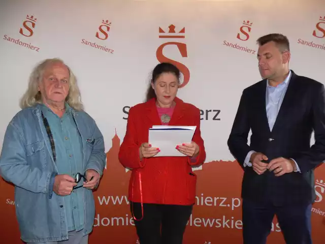 Do udziału w wydarzeniu zapraszają od lewej: Cezary Łutowicz, Katarzyna Batko z Lokalnej Organizacji Turystycznej i burmistrz Sandomierza Marcin Marzec.