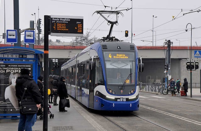 Umowa na dostawy tramwajów do Krakowskiego MPK została zawarta w lipcu 2014 roku. Ostatni Pesa dostarczyła pod koniec grudnia 2015 roku