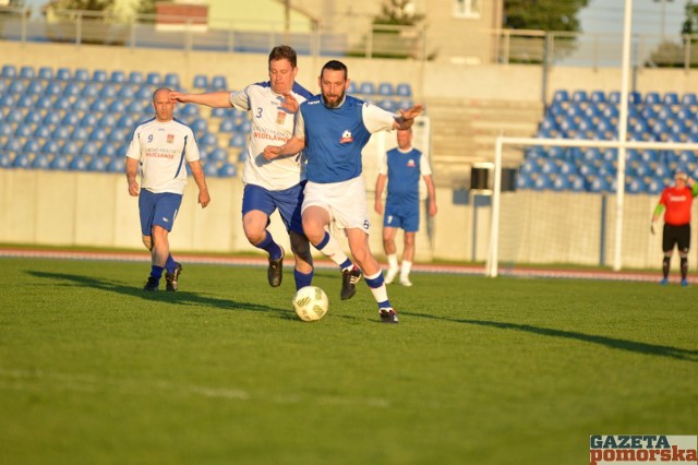 Europejczycy - Media/Lider 1:2 (1:0)1:0 - Tomasz Bączykowski (18)1:1 - Marcin Walaszczyk (31)1:2 - Daniel Wiśniewski (46)Sędziował Marcin Koziorowicz (Włocławek).Sekretariat: Ewelina Brodzińska, Izbaela Sadowska. EUROPEJCZYCY: Bartłomiej Wołkowyski - Jarosław Pielka, Piotr Czajkowski, Rafał Chmielewski, Andrzej Walczak, Marek Kazimierski, Tomasz Bączykowski, Paweł Frydrychowski, Marcin Szarpak, Jacek Jabłoński, Marek Wojtkowski oraz Arkadiusz Piasecki.MEDIA/LIDER: Wojciech Nawrocki - Wojciech Wasielewski, Marcin Walaszczyk, Mariusz Kołodziejski, Tomasz Lipkowski, Janusz Piwoński, Marcin Salach, Adrian Prokop, Daniel Wiśniewski, Jakub Karpiński, Marcin Gołembiewski oraz Dariusz Kopczyński, Tomasz Smoliński, Tomasz KruczyńskiDni Otwarte Funduszy Europejskich (DOFE), to największe wydarzenie prezentujące projekty europejskie w Polsce. To 1000 wydarzeń i 220 tysięcy odwiedzających, którzy przez cztery dni maja mogą skorzystać z szerokiej gamy propozycji spędzenia wolnego czasu w całym kraju. A wszystko dzięki beneficjentom, którzy otwierają drzwi swoich projektów, oferują zniżki, darmowe wejścia lub po prostu prezentują pomysły zrealizowane dzięki środkom unijnym. Ubiegłoroczna edycja zwyciężyła w konkursie European Public Communication Award na najlepszą europejską kampanię publiczną w 2016 r. Dni Otwarte Funduszy Europejskich skupiają przedsiębiorczych i dynamicznych beneficjentów. IV edycja DOFE będzie organizowana od 18 do 21 maja 2017 roku.